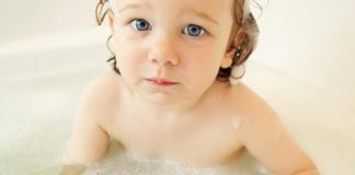 Jakie akcesoria do kąpieli wybrać dla niemowlęcia
