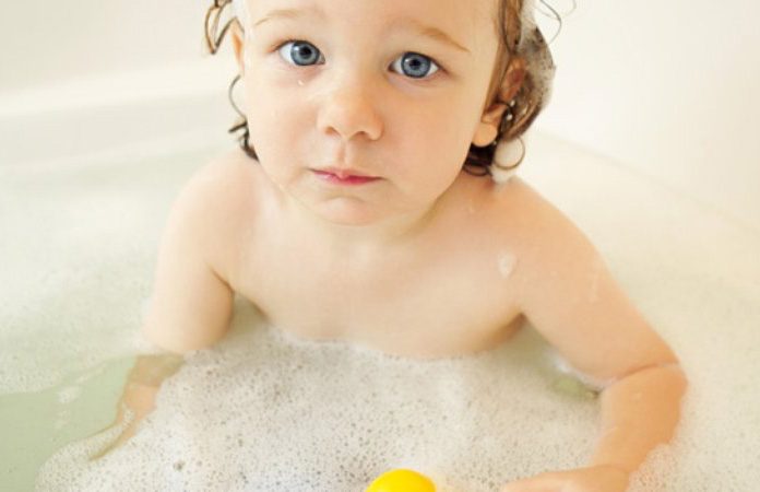 Jakie akcesoria do kąpieli wybrać dla niemowlęcia