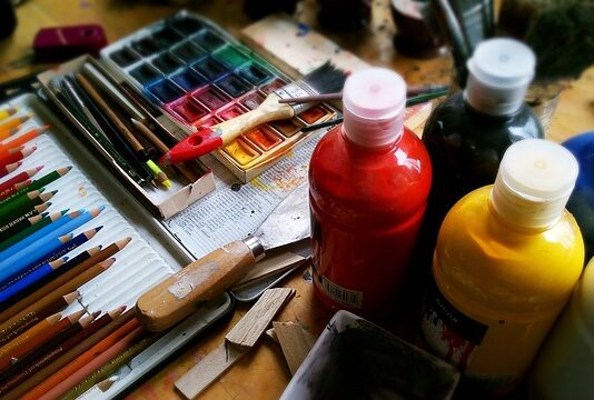 Co jest lepsze akryl czy lakier?