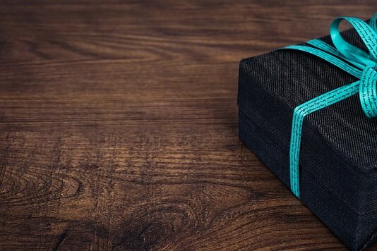 Jak zapakować kilka rzeczy w jeden prezent?