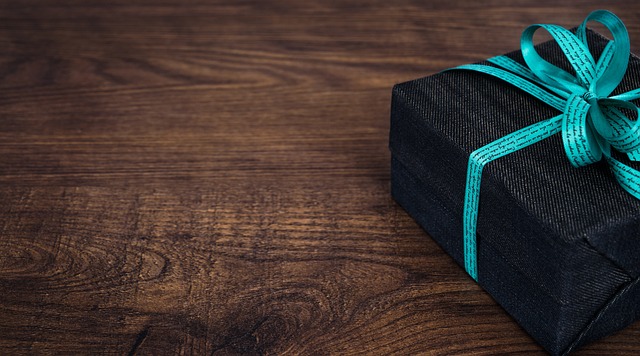 Jak zapakować kilka rzeczy w jeden prezent?