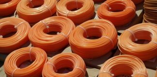 Czy podkaszarka i kosa to to samo?