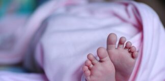 Dlaczego noworodek stęka przez sen?