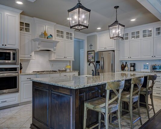 Jakie uchwyty do białych szafek w kuchni?