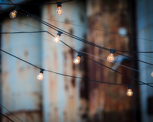 Jak przeprowadzić kabel pod kostką brukową? Jak przeprowadzić kabel pod kostką brukową?