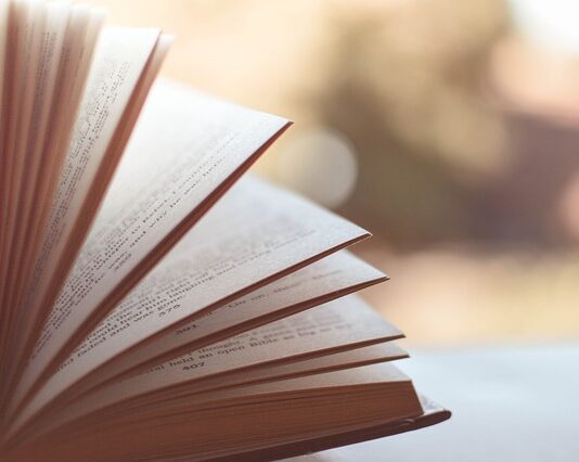 Na którą stronę mężczyzna zapina koszulę?