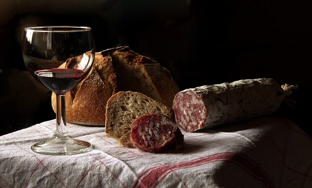 Co oznacza kiełbasa w koszyczku wielkanocnym?