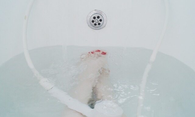 Czy trzeba moczyć wałek przed malowaniem? Czy trzeba moczyć wałek przed malowaniem?