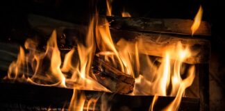 Czy kominek może dotykać ściany?