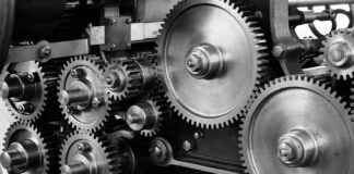 Jak zablokować koła w fotelu?