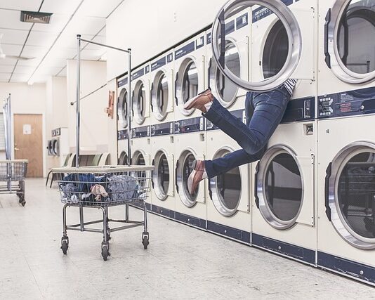 Dlaczego pralka skacze podczas prania?