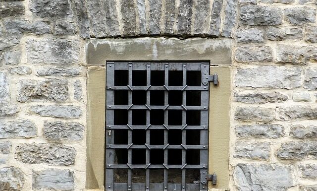 Jakie kratki wentylacyjne na zewnątrz budynku?