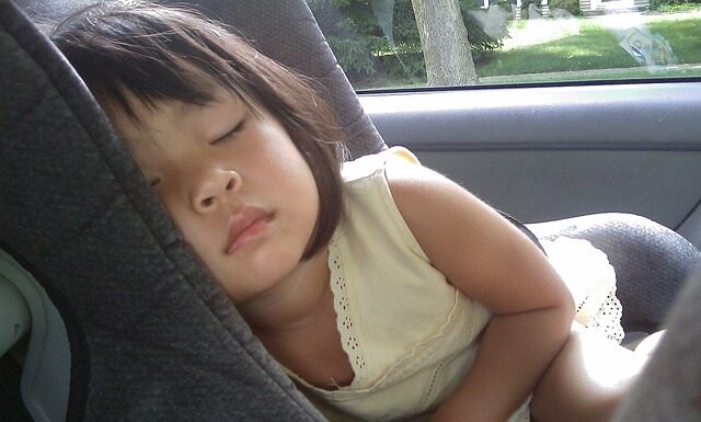 Czy dziecko może jeździć w foteliku na przednim siedzeniu?