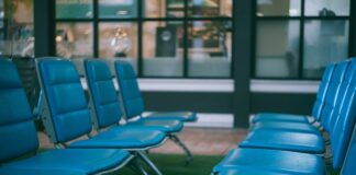 Jak wybrać krzesło do salonu?